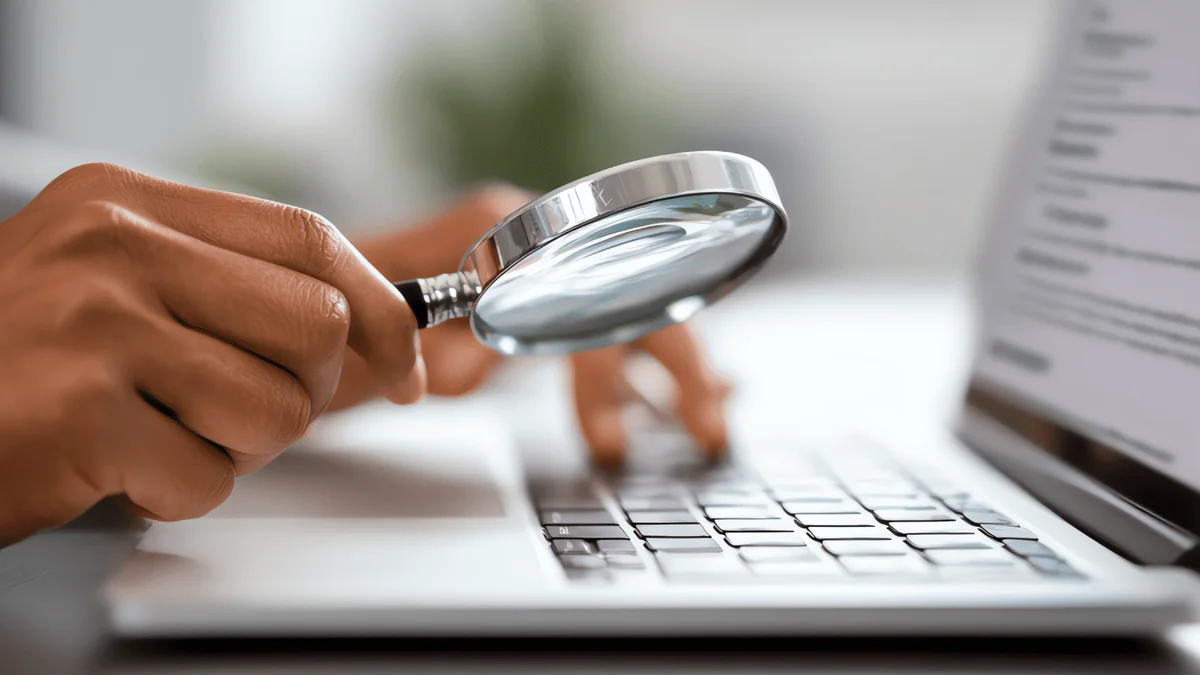 Análisis de una web mediante una lupa sobre el teclado de un portátil