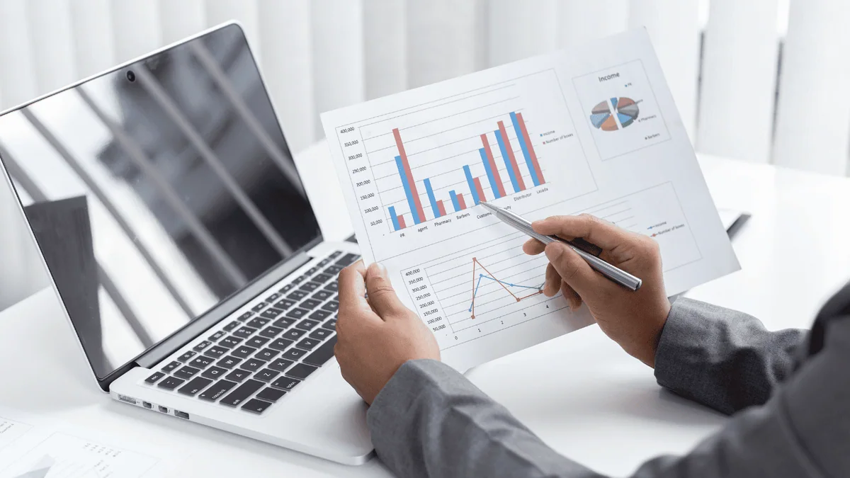Profesional analizando gráficos y datos para diseñar la arquitectura de negocio