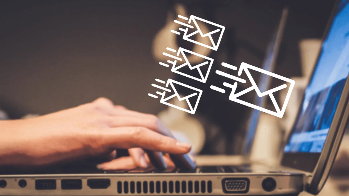 Profesional enviando correos electrónicos desde un ordenador portátil
