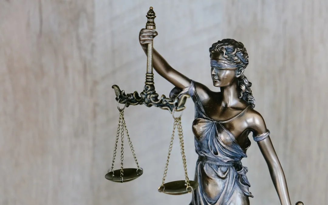 Estatua de la Justicia con balanza, símbolo del despacho de abogados que Ventia Group ayuda a captar más clientes con SEO