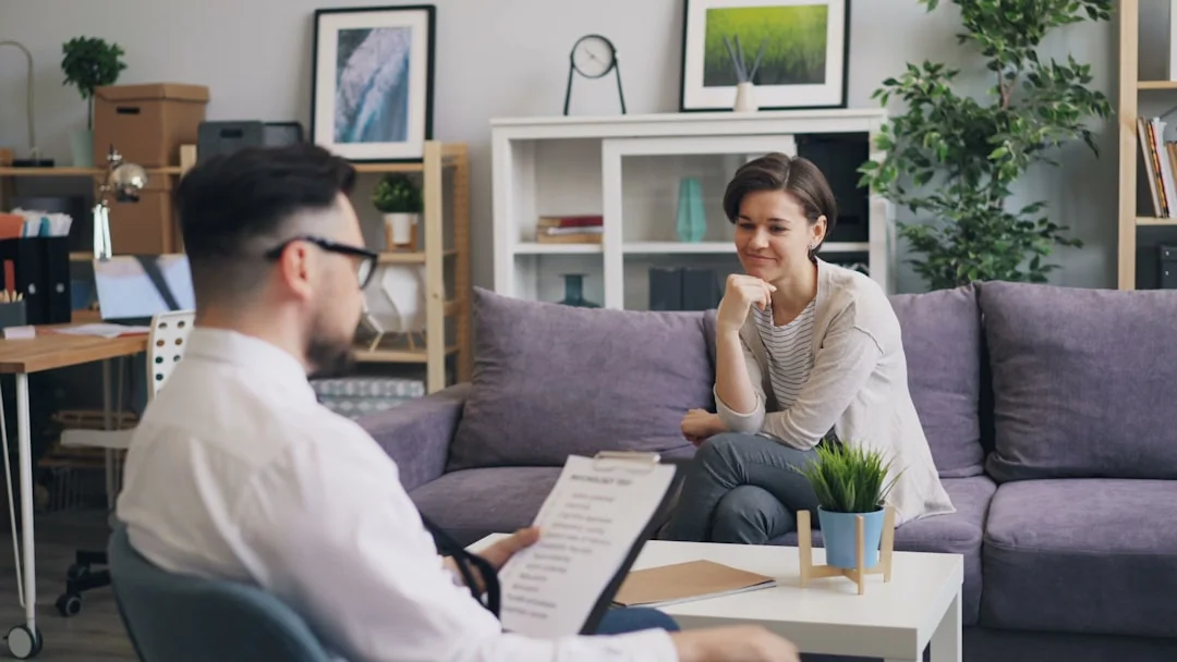 Psicóloga escuchando a paciente en consulta, ejemplo del posicionamiento SEO para psicólogos que trabaja Ventia Group