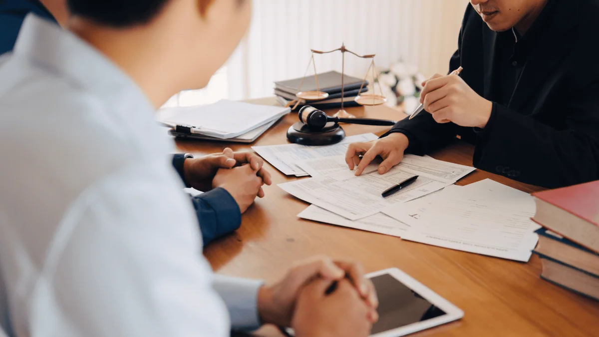 Reunión de profesionales jurídicos para planificar una estrategia de marketing