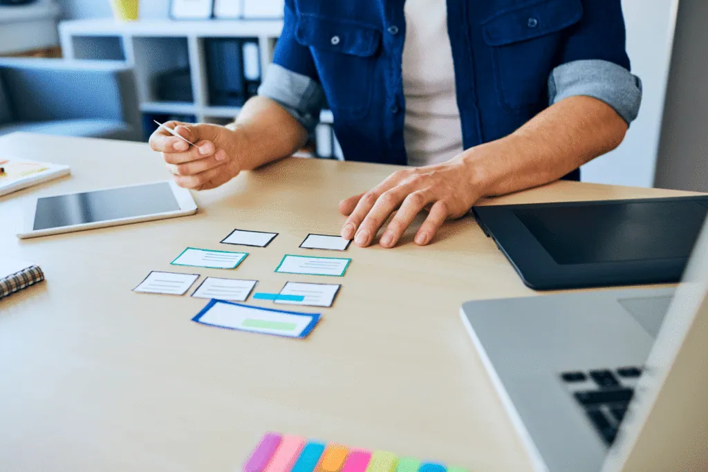Profesional organizando tarjetas para definir una estrategia y sus objetivos