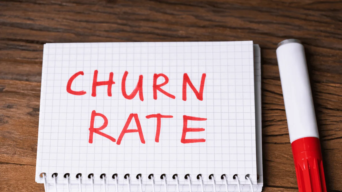 Cuaderno con el término churn rate escrito en rojo