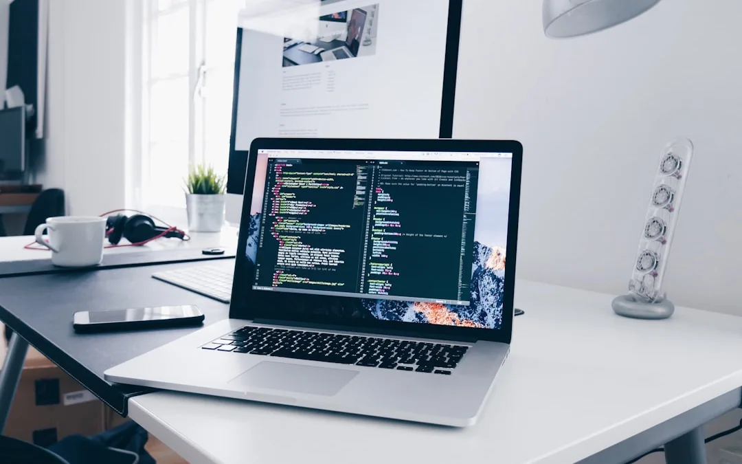 Experto de Ventia Group trabajando en estrategia de enlazado interno SEO con código en pantalla