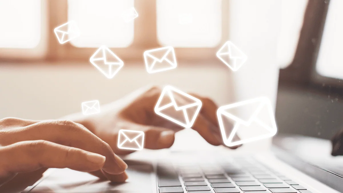 Profesional enviando correos para una estrategia de email outreach