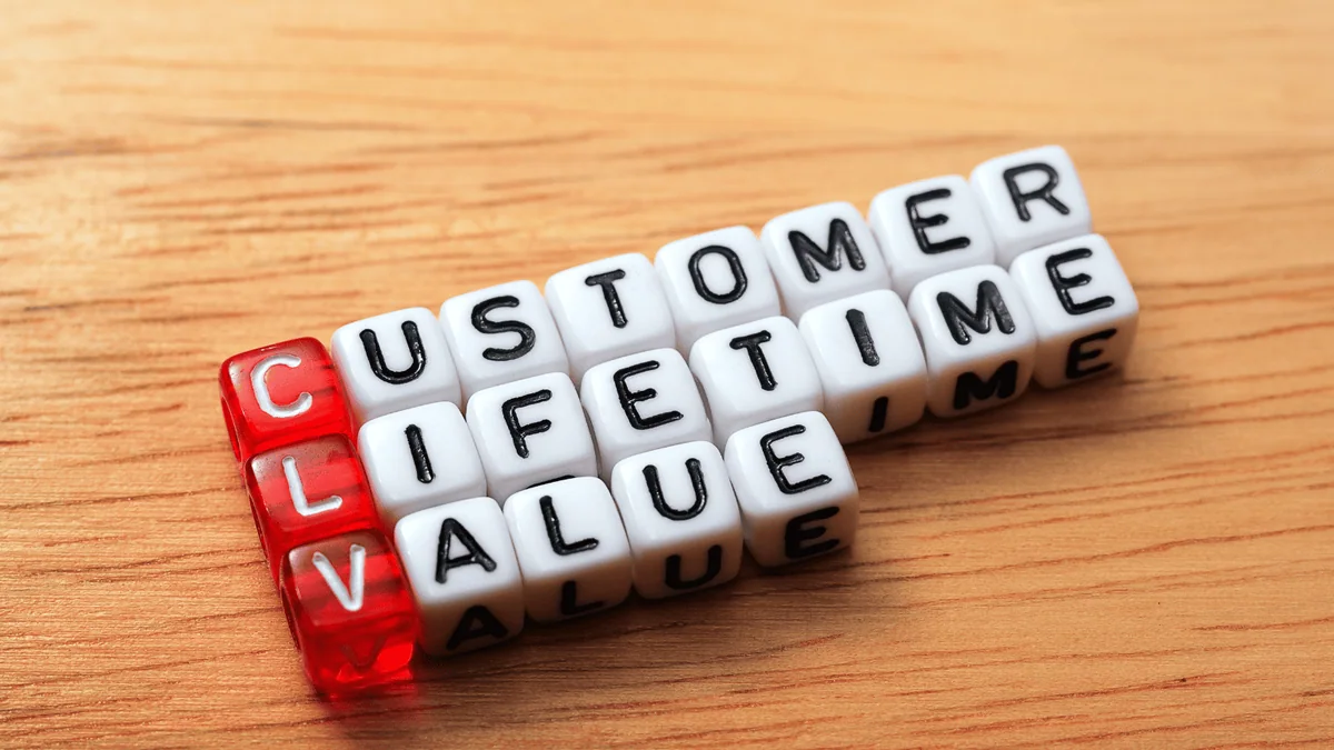 Fichas con las palabras Customer Lifetime Value y las siglas CLV