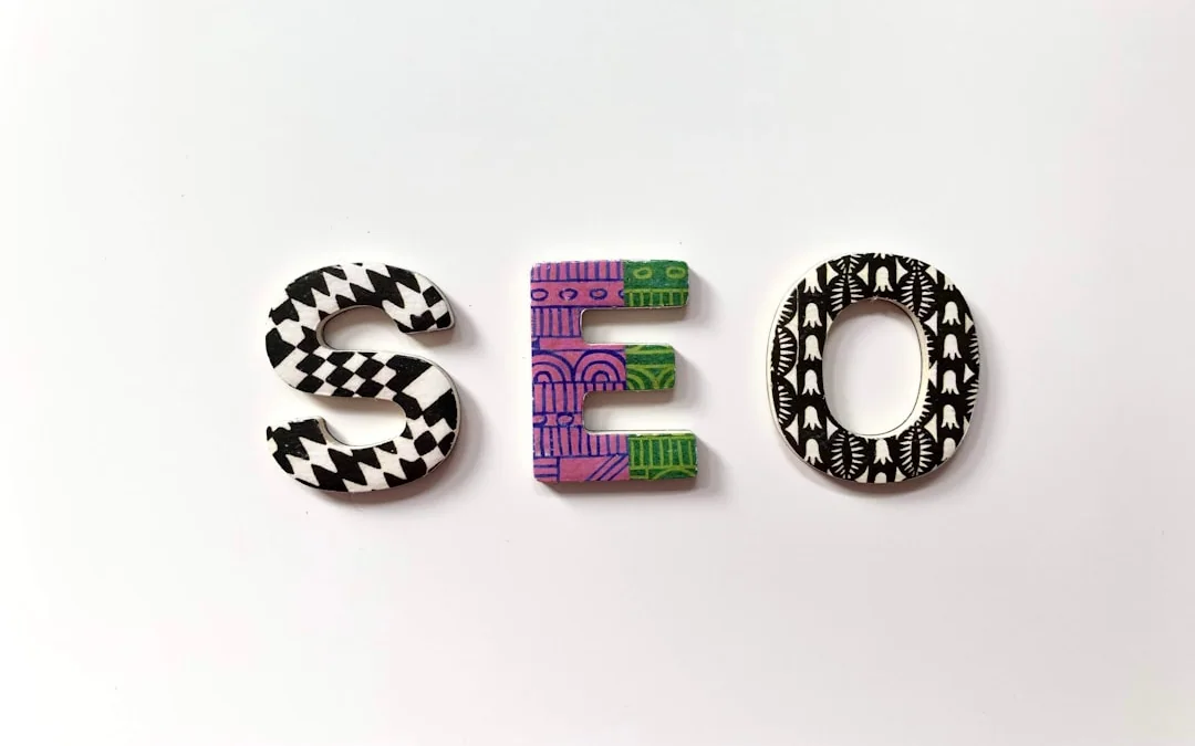 Letras decorativas SEO sobre fondo blanco