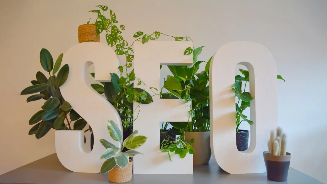 Letras SEO decorativas junto a plantas en una oficina