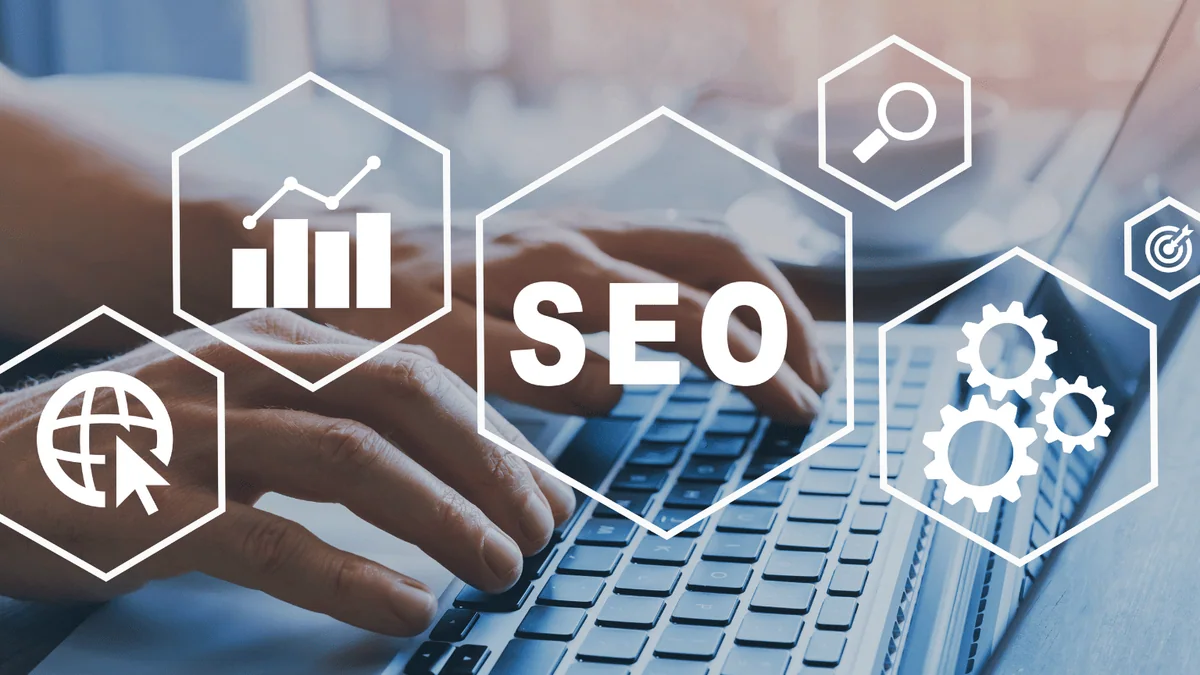 Profesional trabajando con gráficos y símbolos de posicionamiento SEO