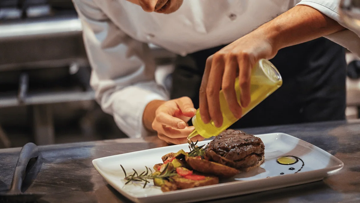 Cocinero preparando un plato en un restaurante
