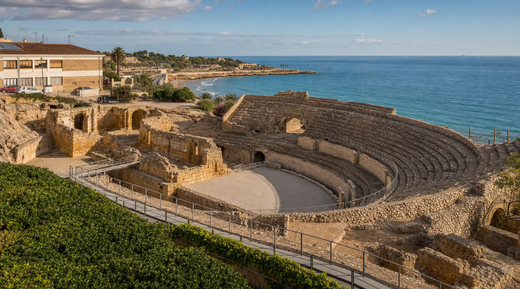 Anfiteatro romano de Tarragona junto al mar Mediterráneo