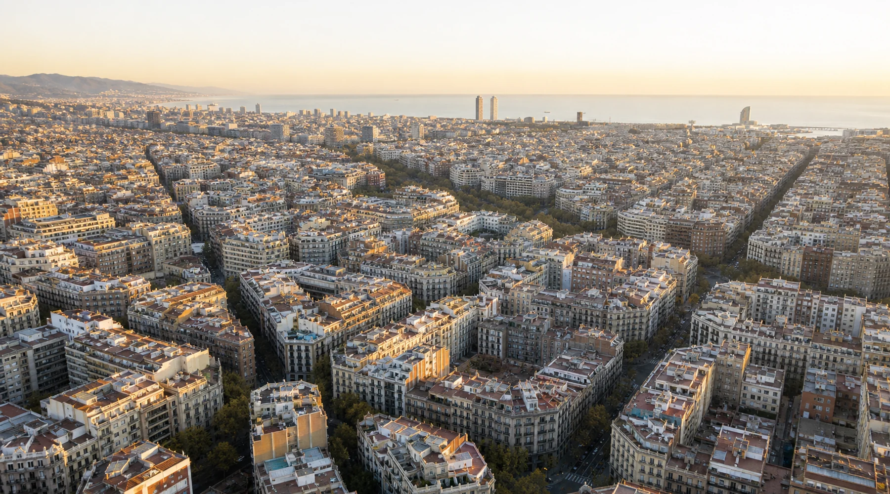 Vista aérea del Eixample de Barcelona y su trama urbana de manzanas achaflanadas